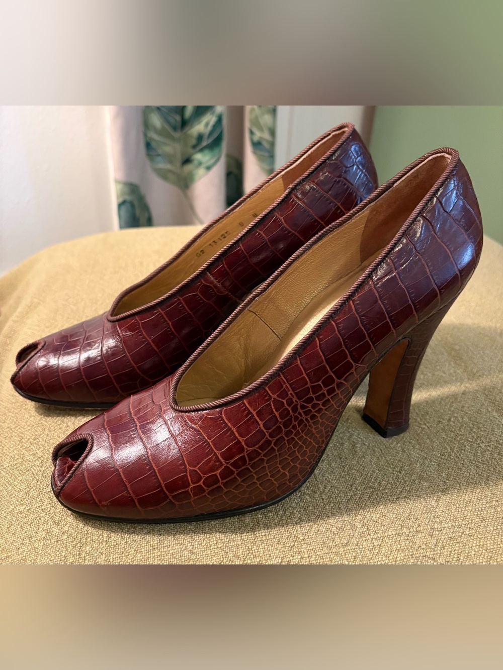 Martinez Valero Vintage 80’s Burgundy Brown Croc-Embossed Leather 4” Heel Pump 8
